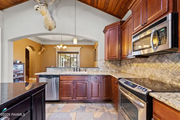 126 Heathwood DR, Broussard, LA 70518