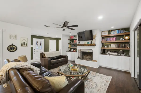 2012 Red River Dr, Bryan, TX 77802-2010