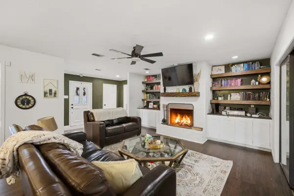 2012 Red River Dr, Bryan, TX 77802-2010