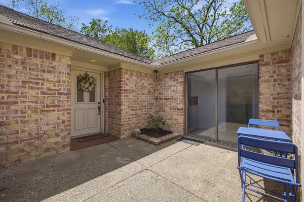 2012 Red River Dr, Bryan, TX 77802-2010