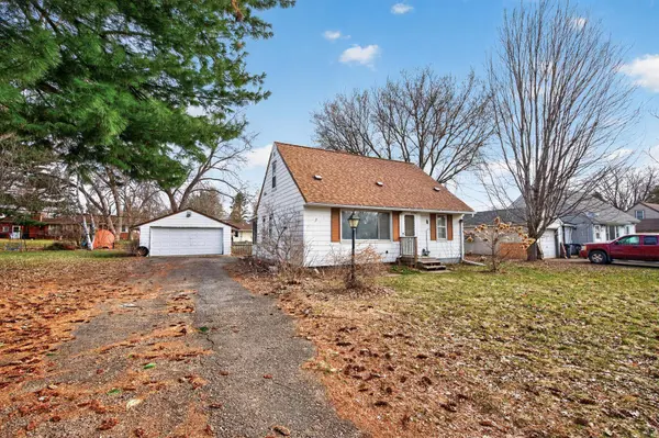 121 Roselawn AVE E, Maplewood, MN 55117