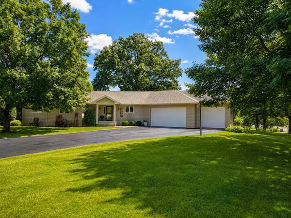 101 Anglewood DR, Kenyon, MN 55946