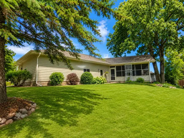 101 Anglewood DR, Kenyon, MN 55946