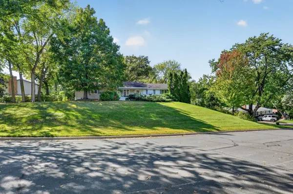 405 Unique DR, Burnsville, MN 55337