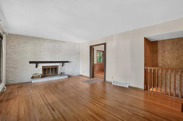 405 Unique DR, Burnsville, MN 55337