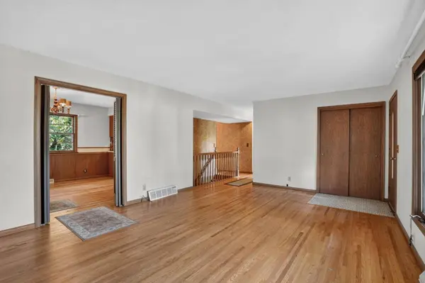 405 Unique DR, Burnsville, MN 55337
