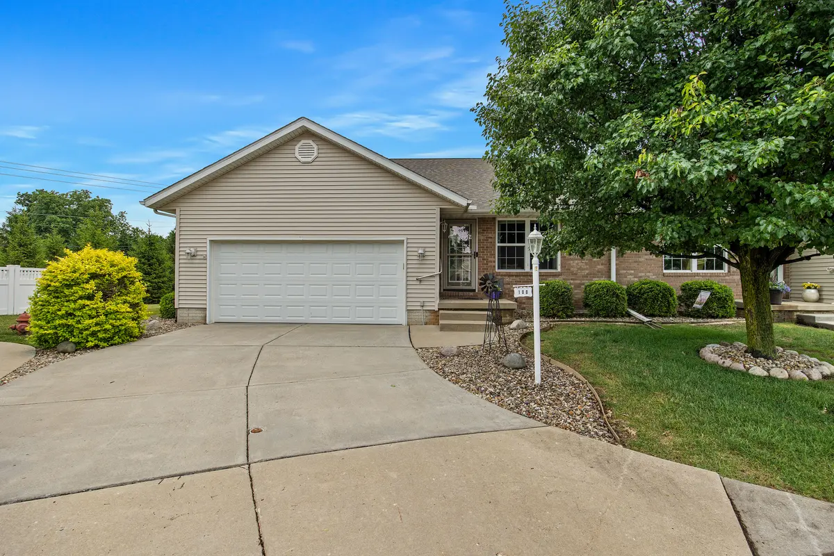 100 Marvin Ct, Metamora, IL 61548-8607