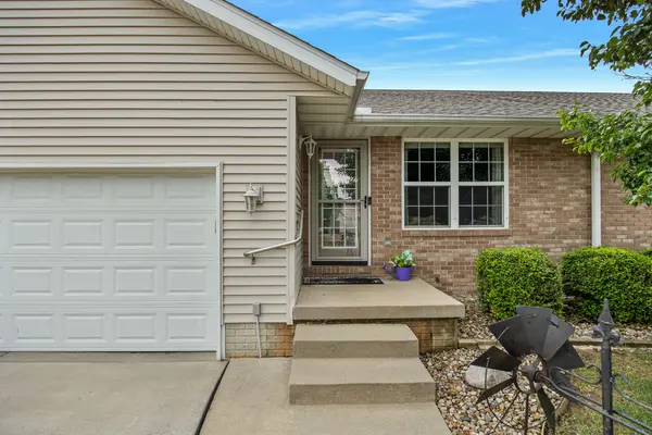 100 Marvin Ct, Metamora, IL 61548-8607