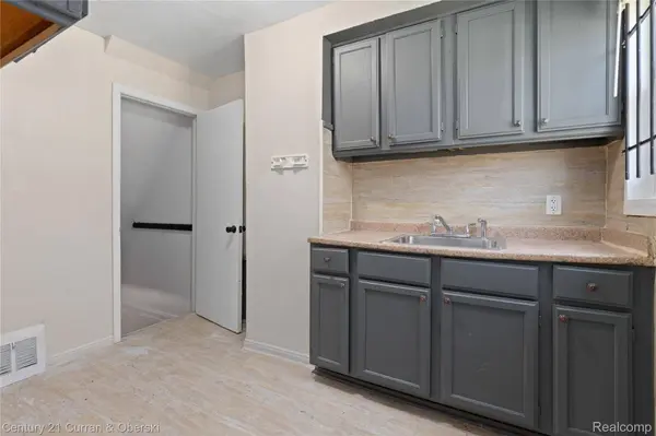 9145 Mettetal PARK, Detroit, MI 48228