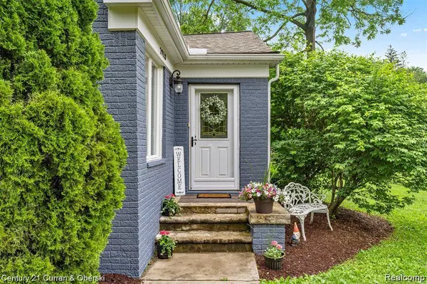 29118 Clarita ST, Livonia, MI 48152