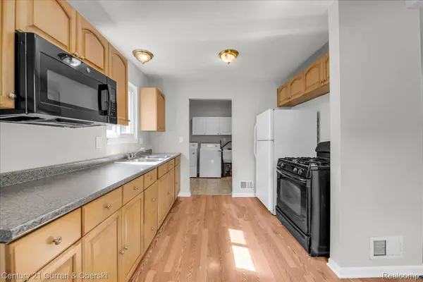 5938 Glenis ST, Taylor, MI 48180