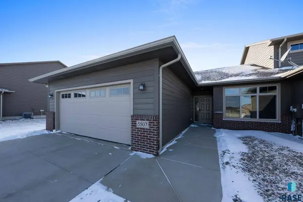 5507 S Yarrow Trl, Sioux Falls, SD 57108