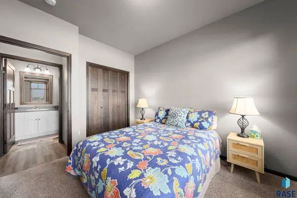 5507 S Yarrow Trl, Sioux Falls, SD 57108