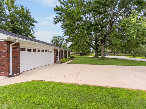 819 Greenbriar DR, Seymour, IN 47274