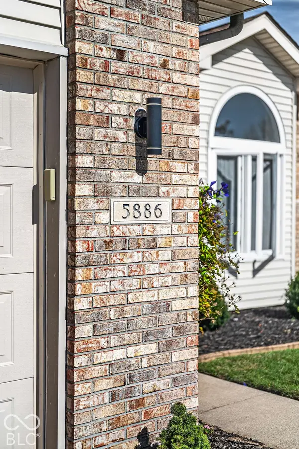 5886 Regency DR, Columbus, IN 47203