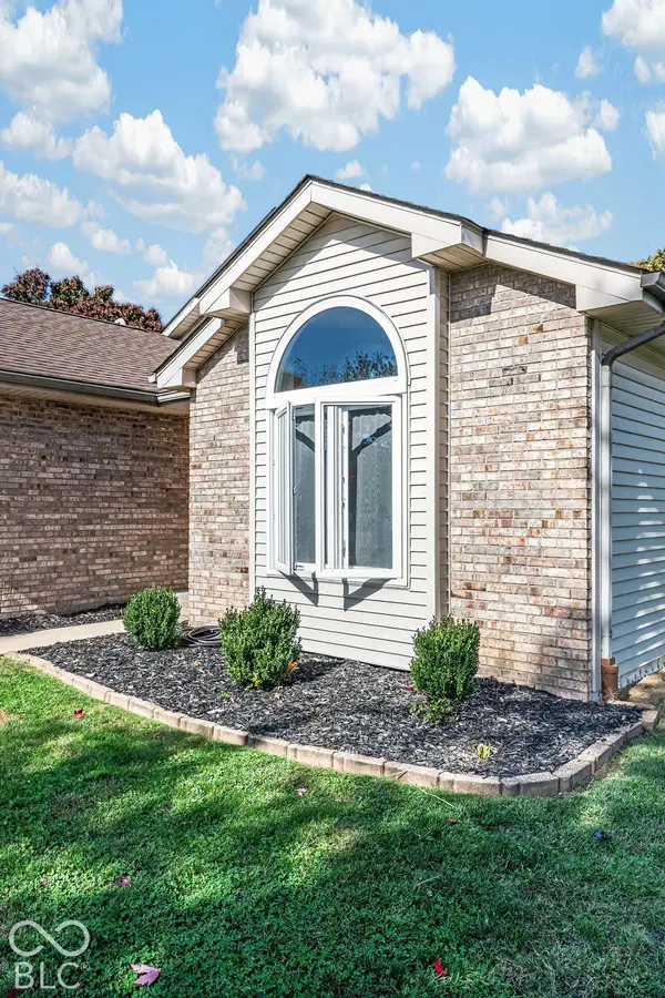 5886 Regency DR, Columbus, IN 47203