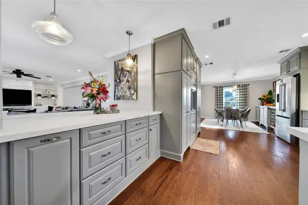 1018 Candlelight LN, Houston, TX 77018