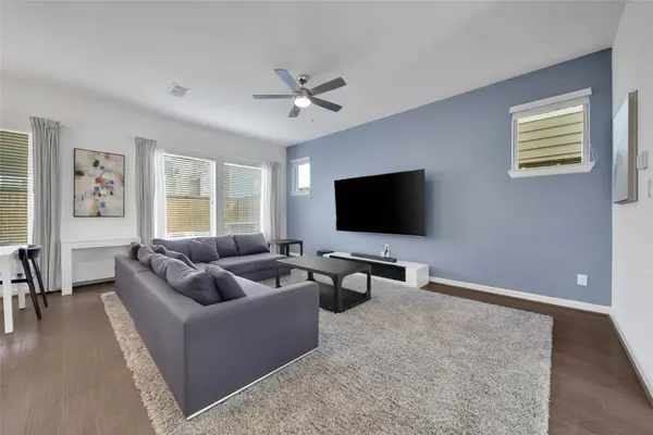 8710 Strongoak LN, Houston, TX 77055