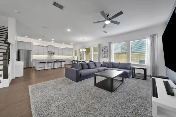 8710 Strongoak LN, Houston, TX 77055