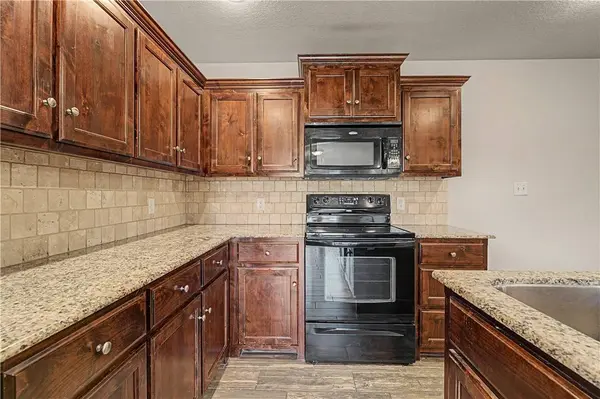2101 Stonegrove Rd, Bentonville, AR 72713
