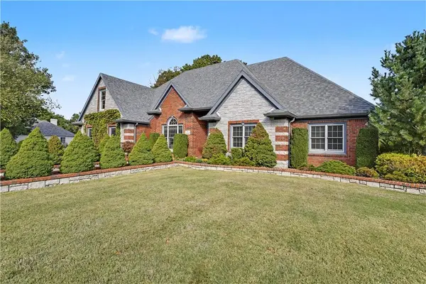 57 Stonehenge Dr, Bentonville, AR 72712