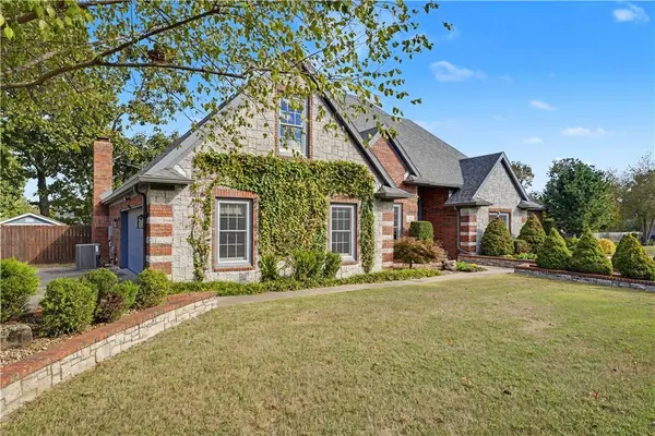 57 Stonehenge Dr, Bentonville, AR 72712