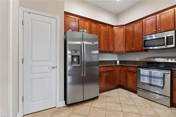 670 Town Center DR Unit 404, Newport News, VA 23606