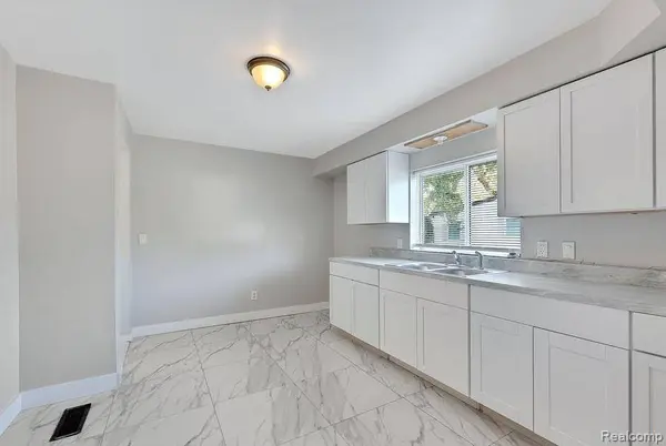 6431 Centralia ST, Dearborn Heights, MI 48127