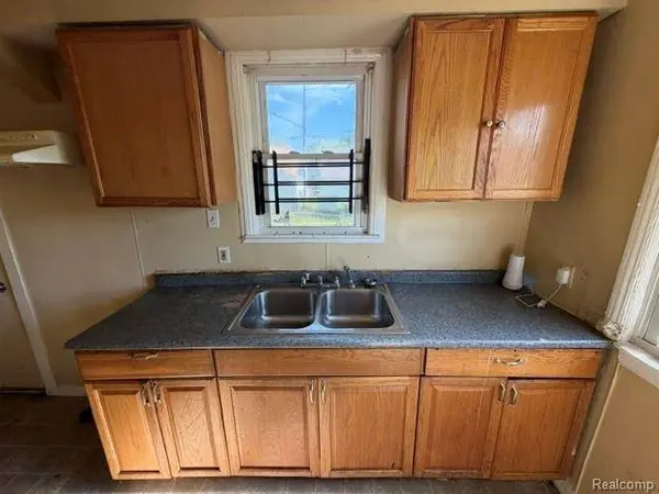 18000 Asbury PARK, Detroit, MI 48235