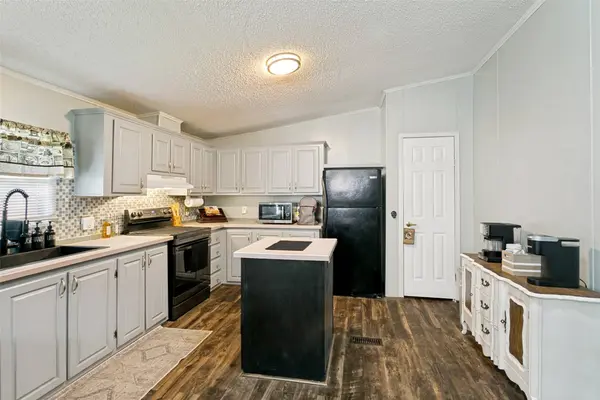 10900 Pikes Peak, Venus, TX 76084