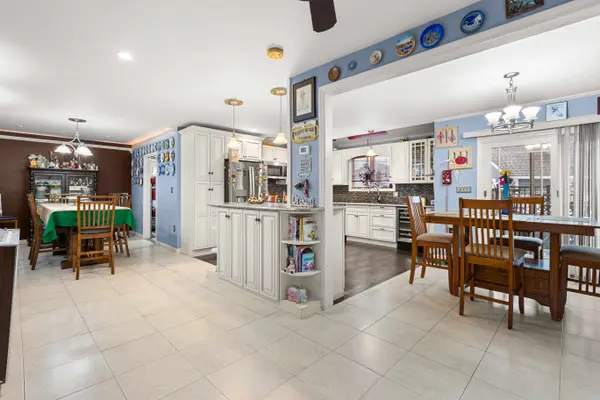 2 Parente Ln N, Island Park, NY 11558-1032