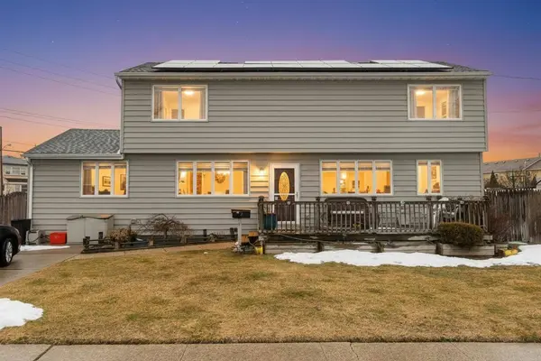 2 Parente Ln N, Island Park, NY 11558-1032
