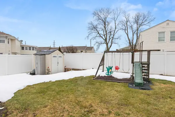 2 Parente Ln N, Island Park, NY 11558-1032