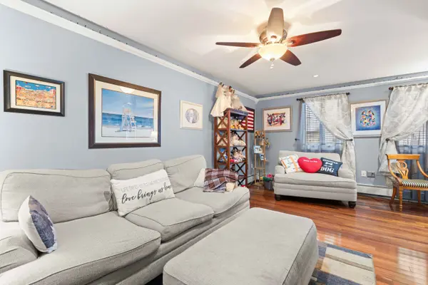 2 Parente Ln N, Island Park, NY 11558-1032