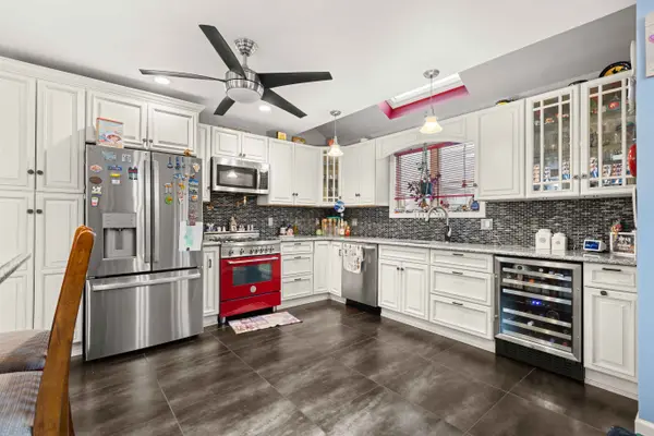2 Parente Ln N, Island Park, NY 11558-1032