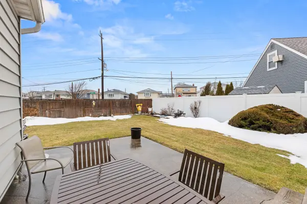 2 Parente Ln N, Island Park, NY 11558-1032