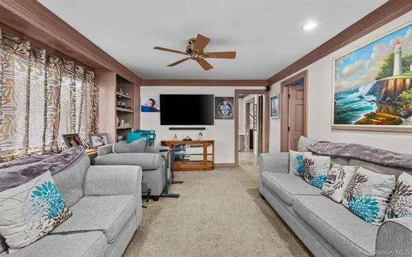 253 S 7th ST, Lindenhurst, NY 11757