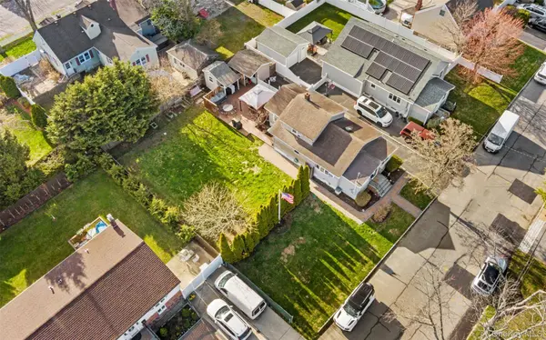 253 S 7th ST, Lindenhurst, NY 11757