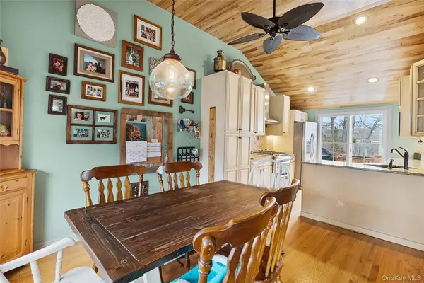 11 Harvest LN, West Islip, NY 11795