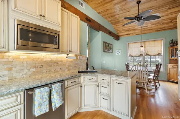 11 Harvest LN, West Islip, NY 11795