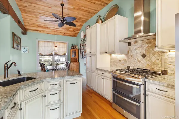 11 Harvest LN, West Islip, NY 11795