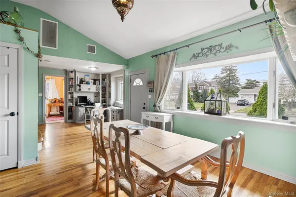 11 Harvest LN, West Islip, NY 11795