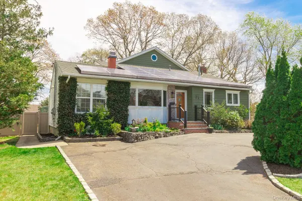 11 Harvest LN, West Islip, NY 11795