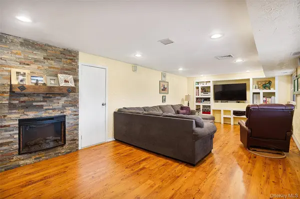 11 Harvest LN, West Islip, NY 11795