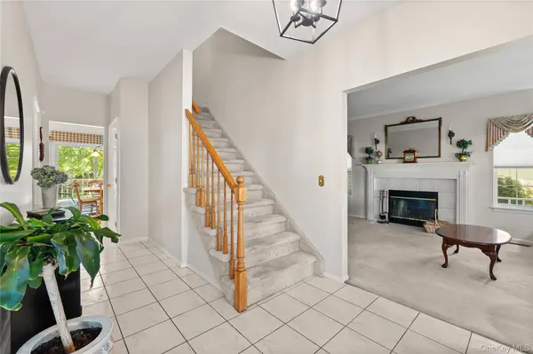 1 Hunting Hill DR, Blue Point, NY 11715