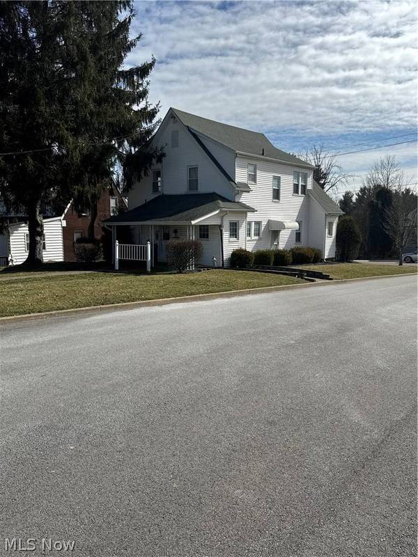 211 E Main ST, St Clairsville, OH 43950