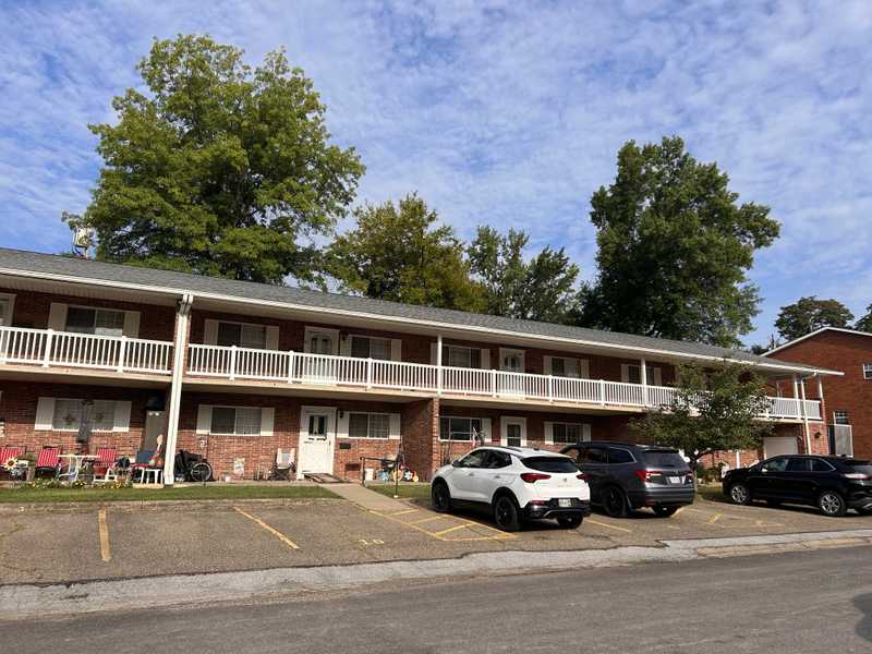 400 Tracy Ln #10, St Clairsville, OH 43950-1027