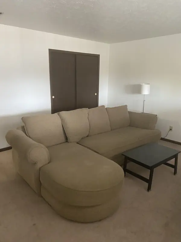 400 Tracy Ln #11, St Clairsville, OH 43950-1027