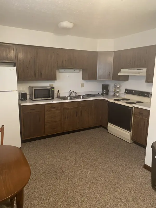 400 Tracy Ln #11, St Clairsville, OH 43950-1027