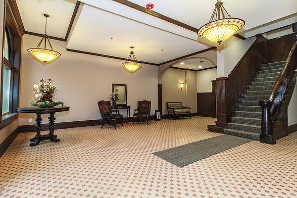 102 E Main St, St Clairsville, OH 43950-1506